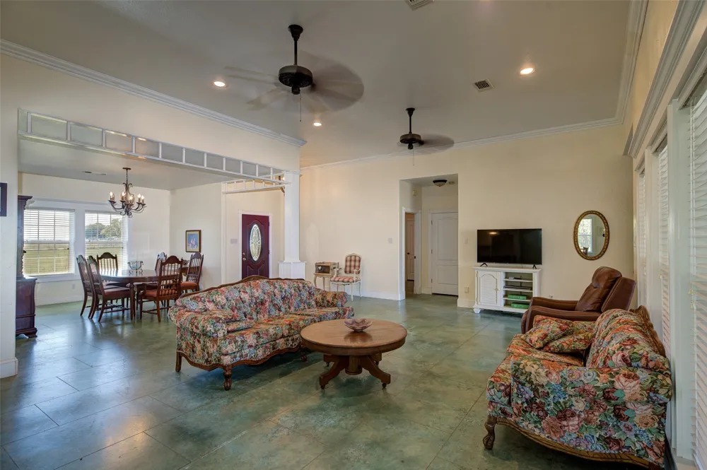1211 W Fm 922 Valley View, TX 76272