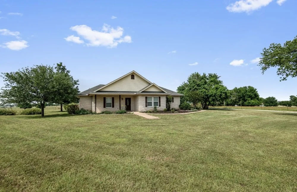 1211 W Fm 922 Valley View, TX 76272