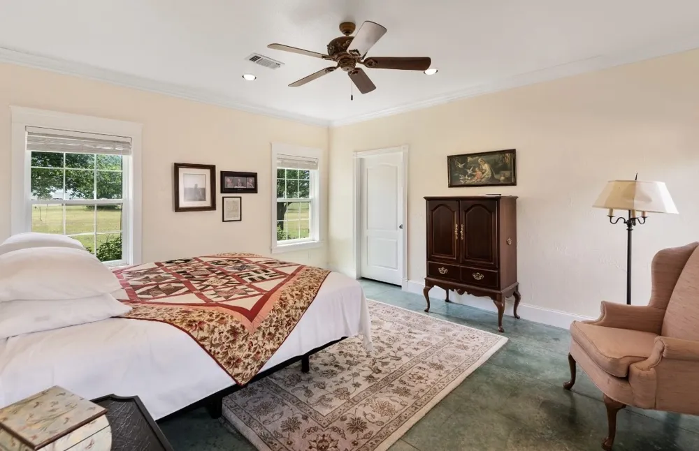 1211 W Fm 922 Valley View, TX 76272