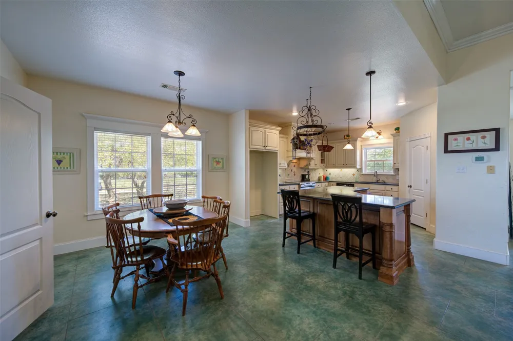 1211 W Fm 922 Valley View, TX 76272