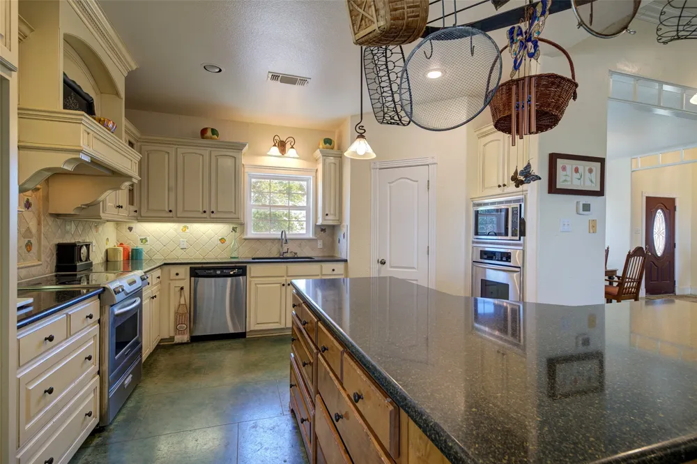 1211 W Fm 922 Valley View, TX 76272