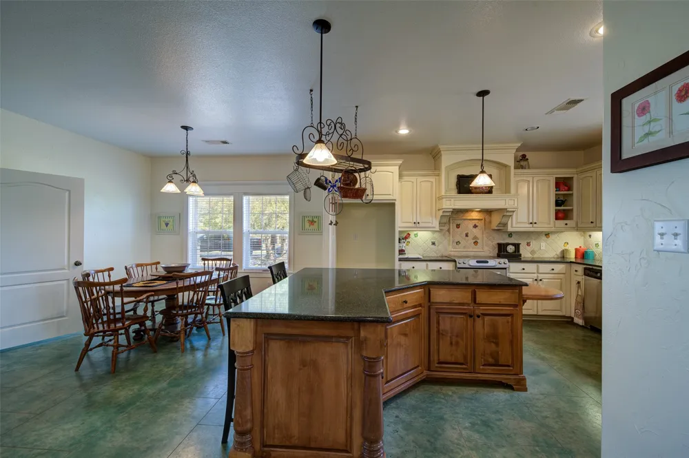 1211 W Fm 922 Valley View, TX 76272