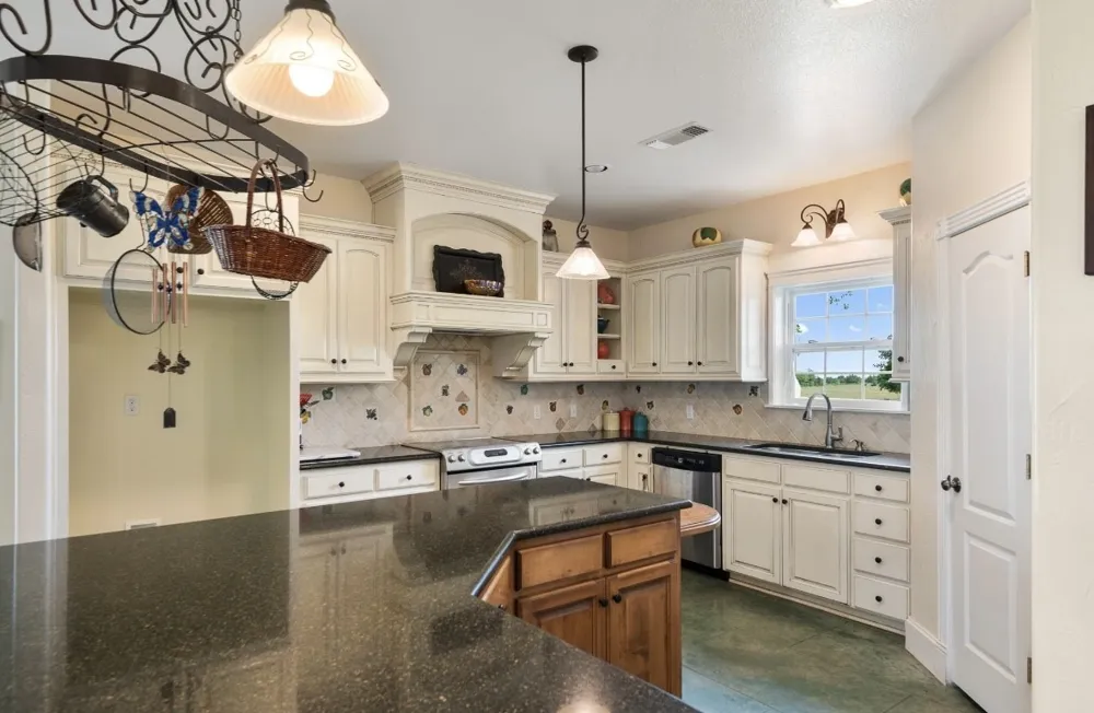 1211 W Fm 922 Valley View, TX 76272