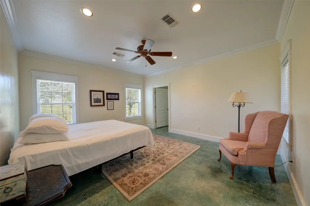 1211 W Fm 922 Valley View, TX 76272