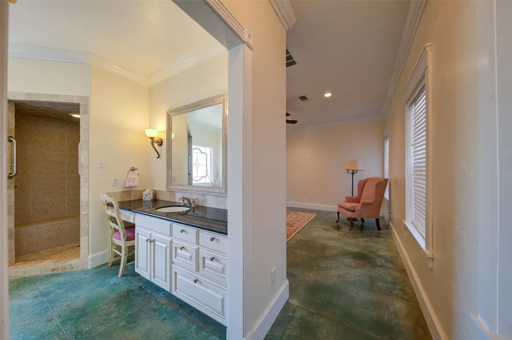 1211 W Fm 922 Valley View, TX 76272