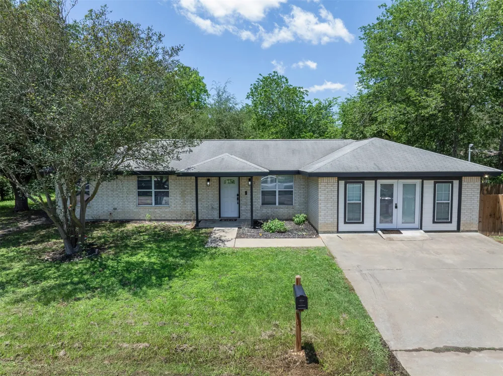 312 Holcombe Drive Lexington, TX 78947