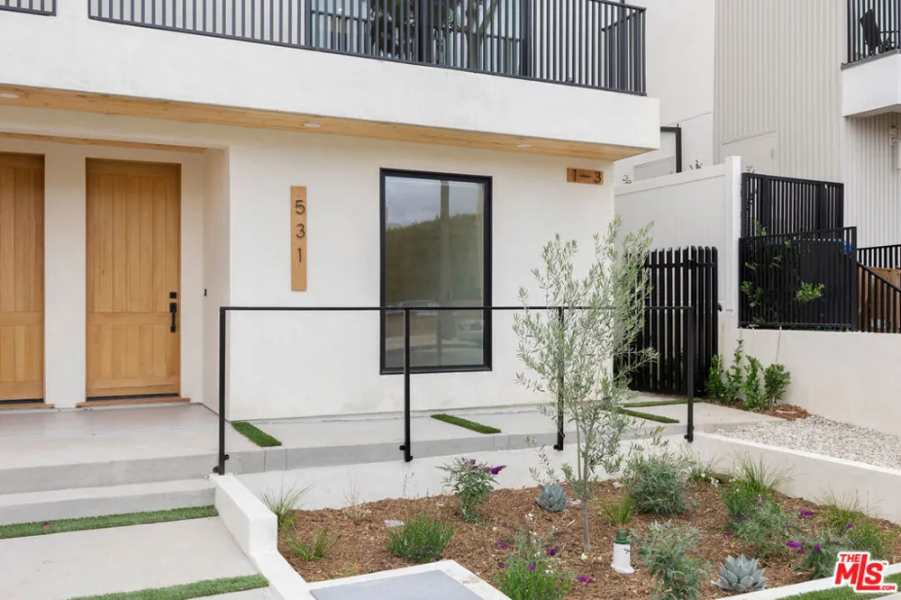 5317 Ben Avenue Valley Village, CA 91607