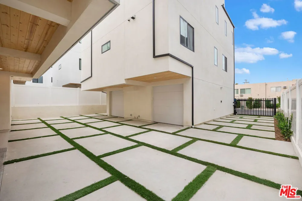 5317 Ben Avenue Valley Village, CA 91607