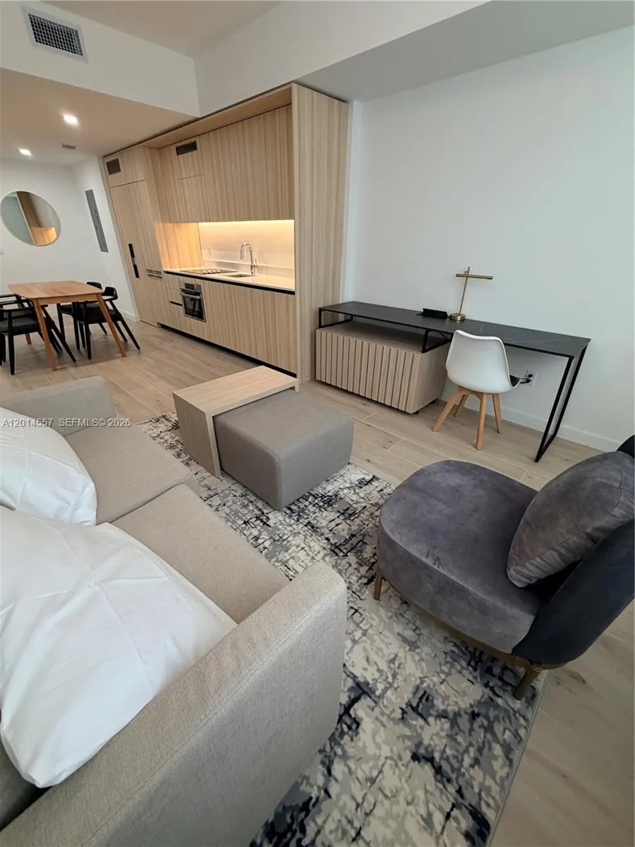 225 Miami av #907 Miami, FL 33128