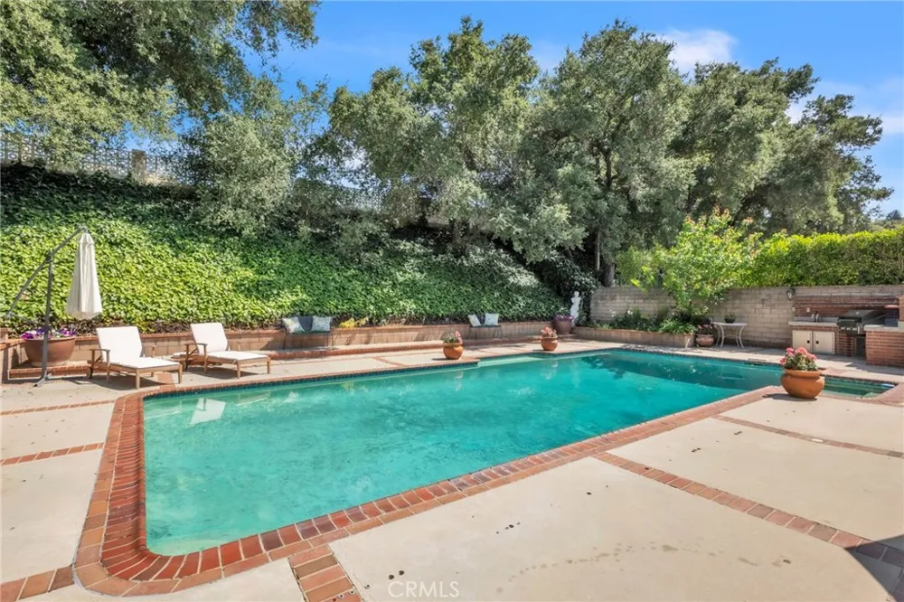 22664 Jameson Calabasas, CA 91302