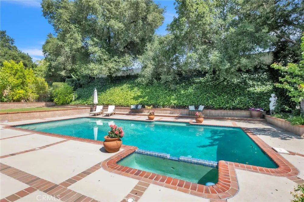 22664 Jameson Calabasas, CA 91302