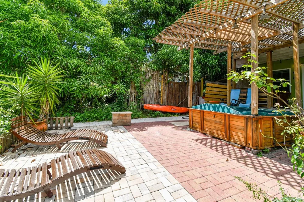 3203 E YUKON STREET Tampa, FL 33604