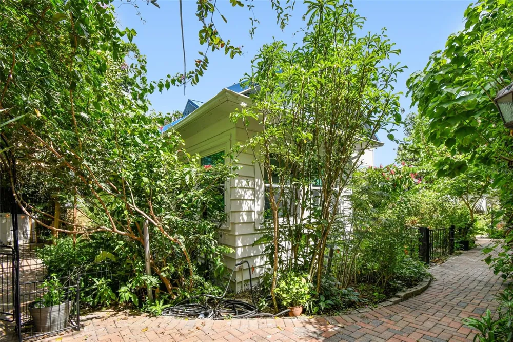 3203 E YUKON STREET Tampa, FL 33604