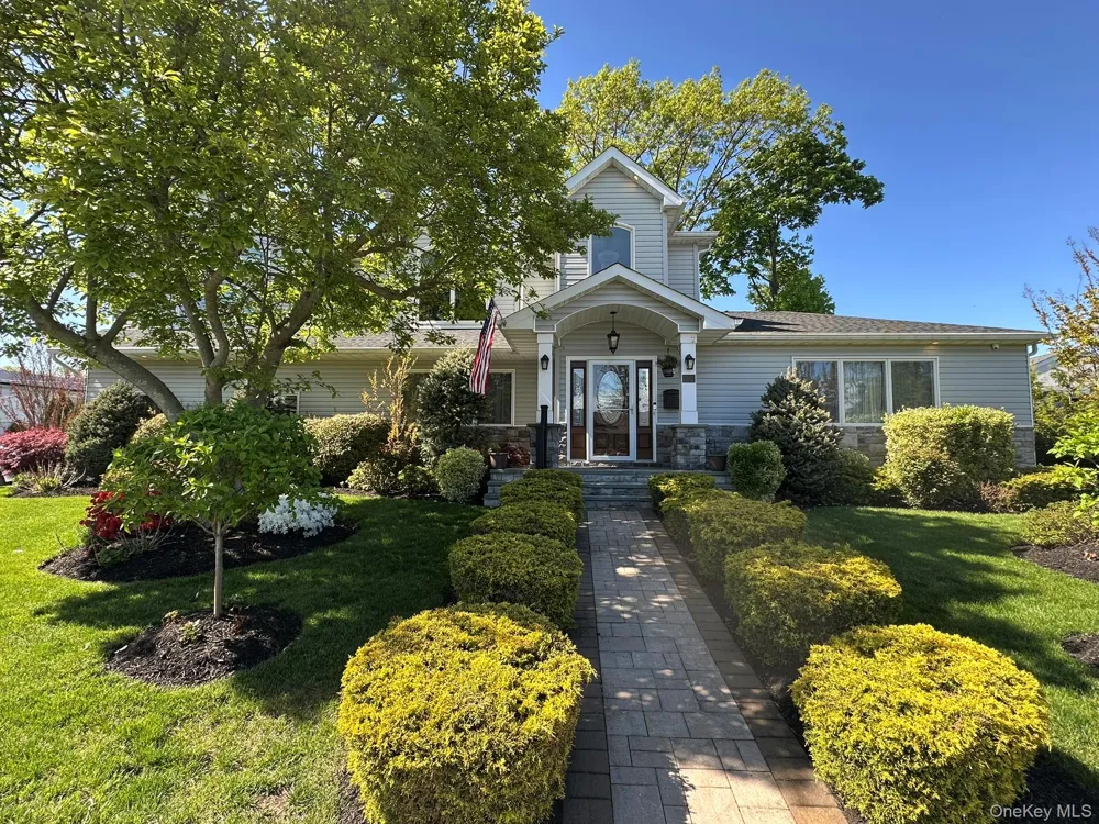 752 Kensington Court Westbury, NY 11590