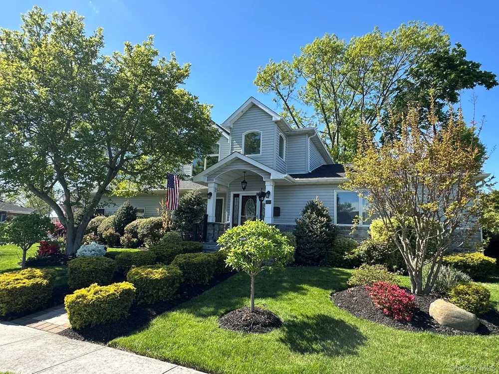 752 Kensington Court Westbury, NY 11590