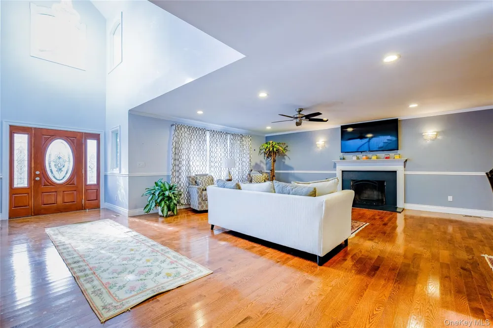 752 Kensington Court Westbury, NY 11590