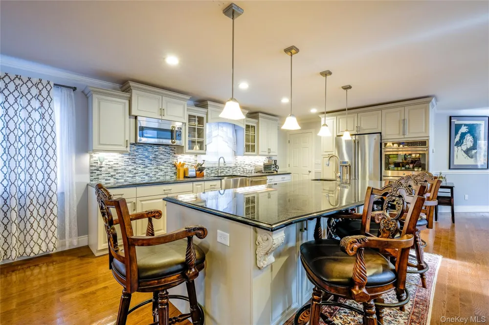 752 Kensington Court Westbury, NY 11590