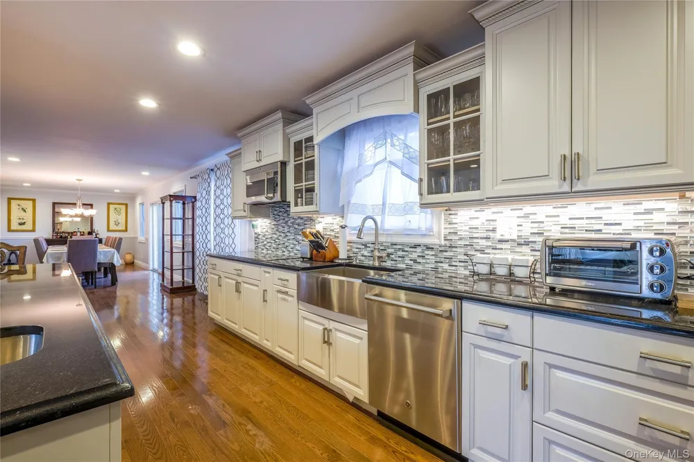 752 Kensington Court Westbury, NY 11590