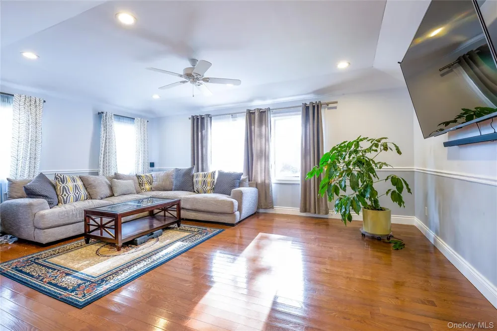 752 Kensington Court Westbury, NY 11590