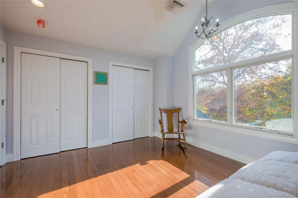 752 Kensington Court Westbury, NY 11590