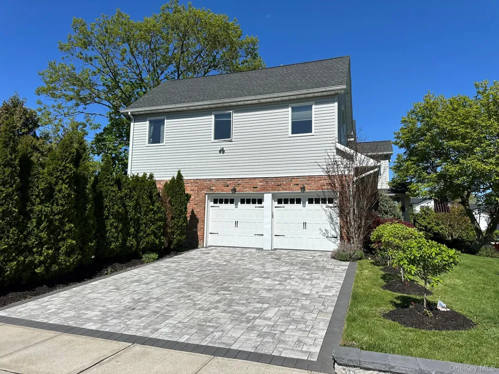 752 Kensington Court Westbury, NY 11590