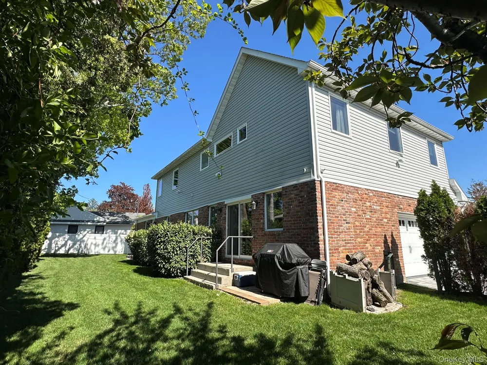 752 Kensington Court Westbury, NY 11590