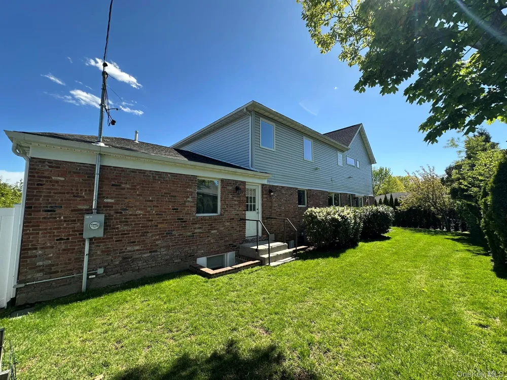 752 Kensington Court Westbury, NY 11590