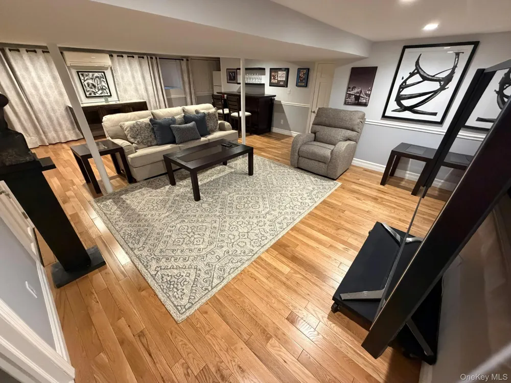 752 Kensington Court Westbury, NY 11590