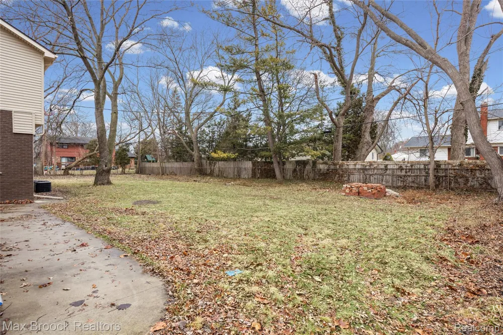 17348 Hilton Street Southfield City, MI 48075