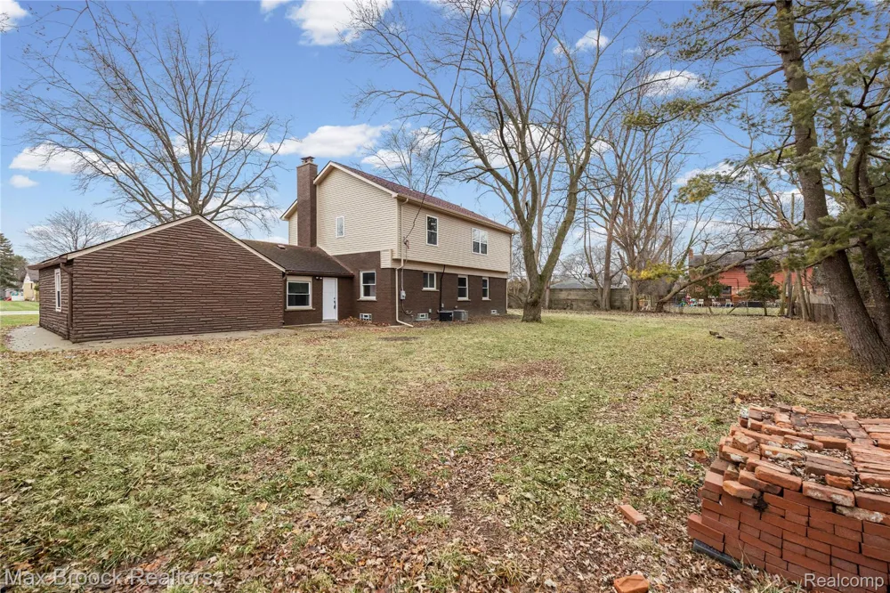 17348 Hilton Street Southfield City, MI 48075