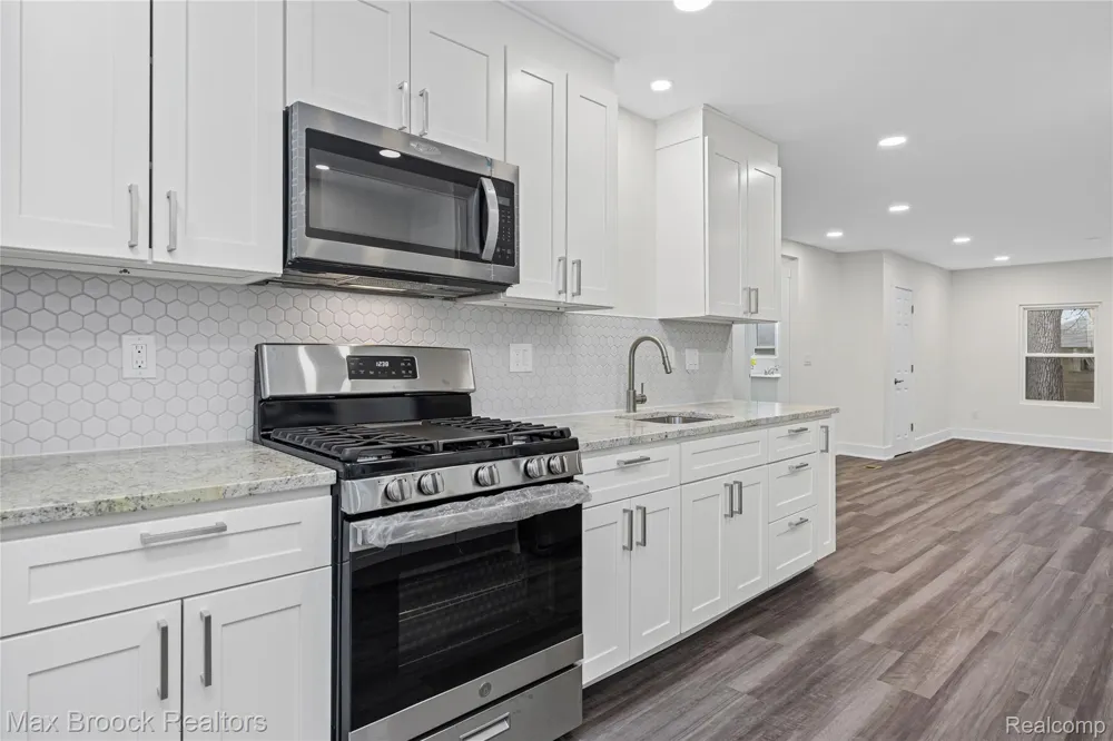 17348 Hilton Street Southfield City, MI 48075