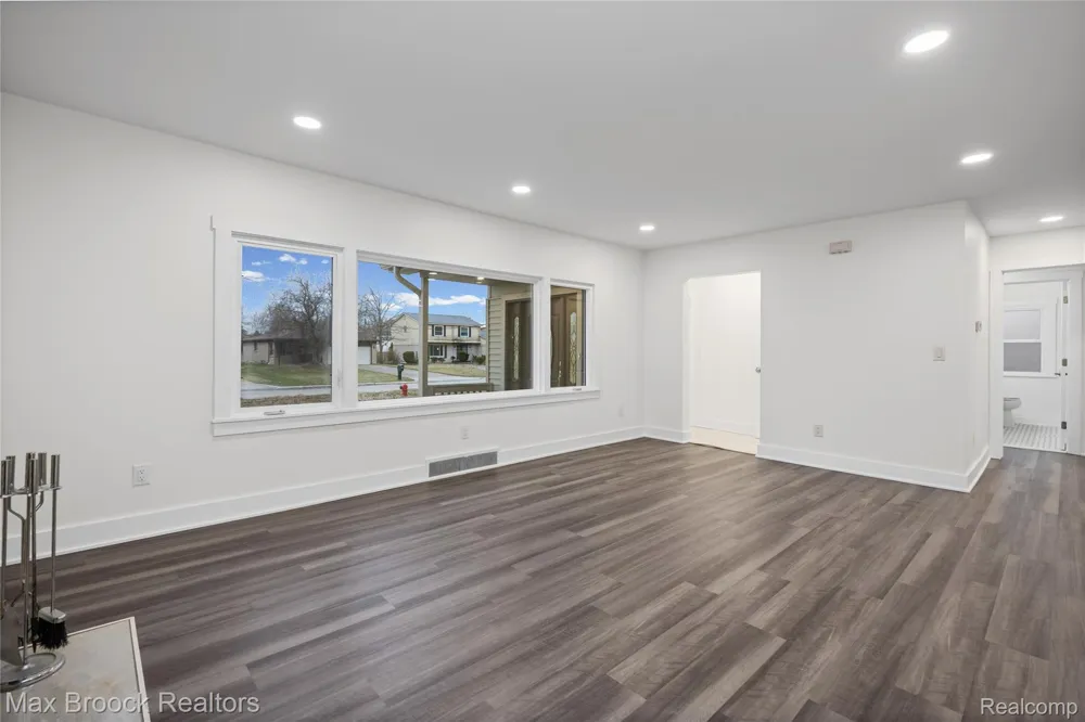 17348 Hilton Street Southfield City, MI 48075