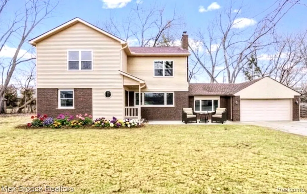 17348 Hilton Street Southfield City, MI 48075