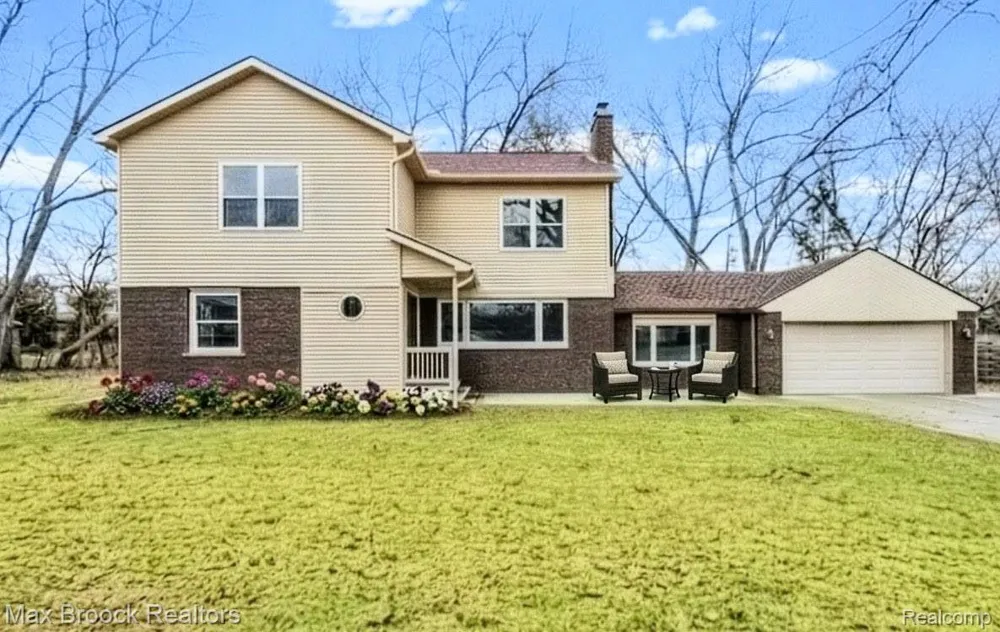 17348 Hilton Street Southfield City, MI 48075