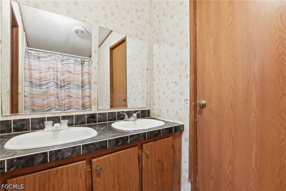Della Tobias Avenue Clewiston, FL 33440