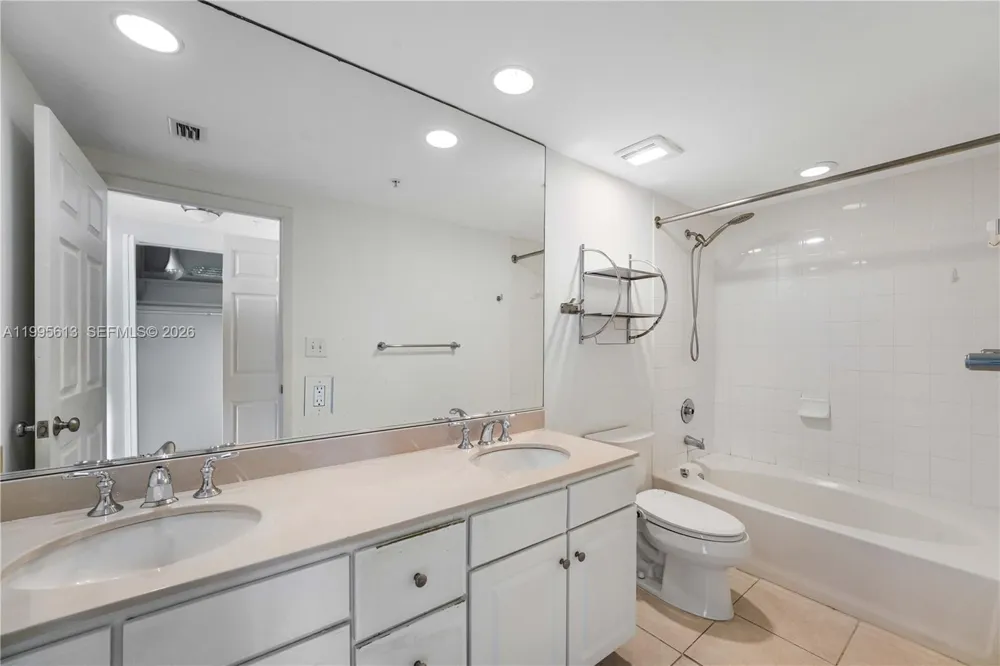 2000 Bayshore Dr #702 Miami, FL 33137