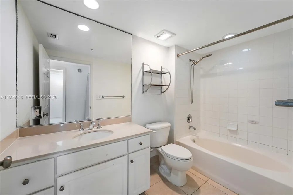 2000 Bayshore Dr #702 Miami, FL 33137