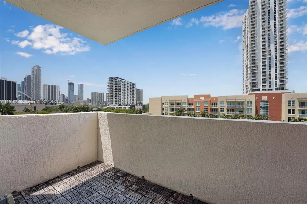2000 Bayshore Dr #702 Miami, FL 33137