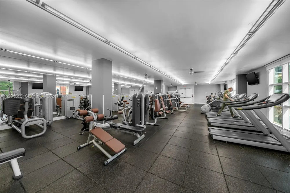 2000 Bayshore Dr #702 Miami, FL 33137