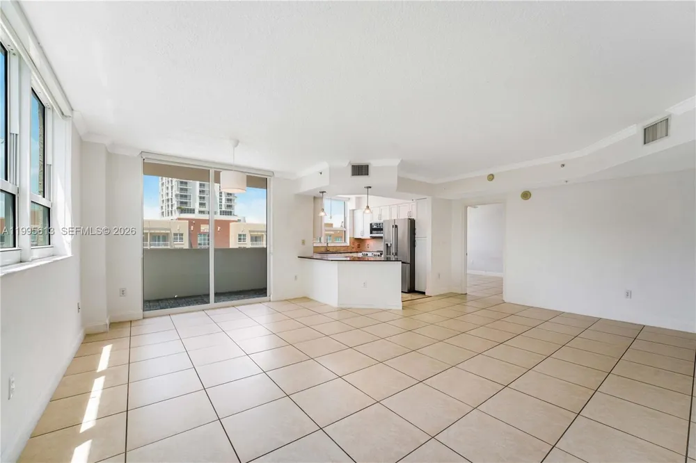 2000 Bayshore Dr #702 Miami, FL 33137