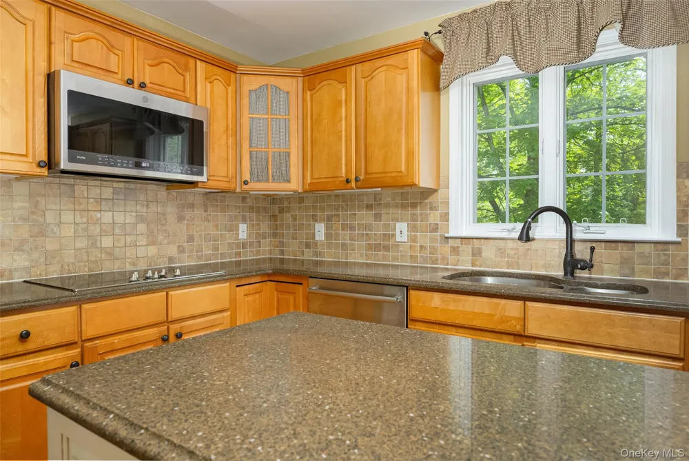 76 Rockledge Drive Pleasant Valley, NY 12569