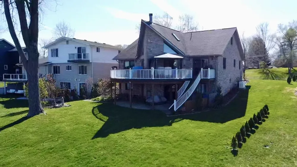 3750 Loch Drive Highland, MI 48357