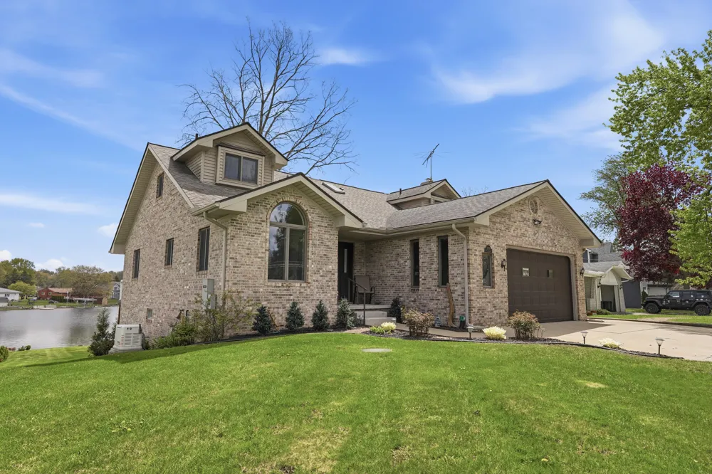 3750 Loch Drive Highland, MI 48357