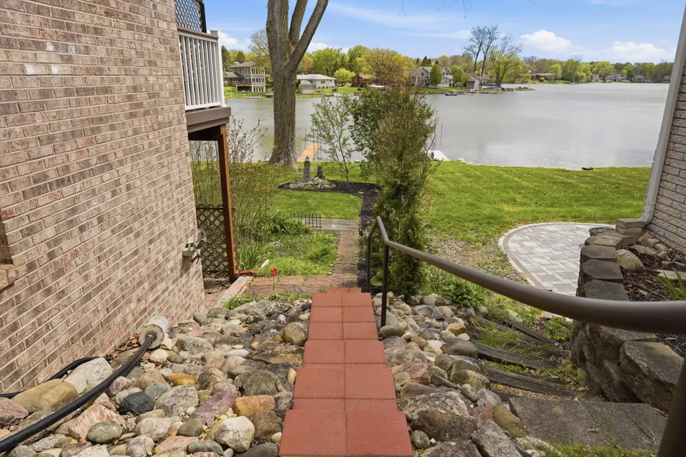 3750 Loch Drive Highland, MI 48357