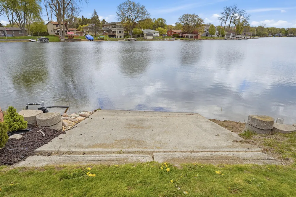 3750 Loch Drive Highland, MI 48357