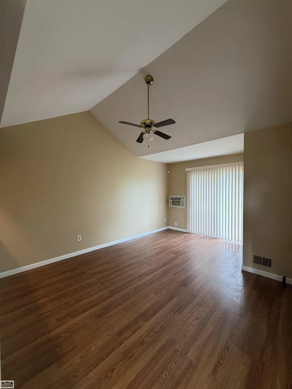31867 Nardelli Lane Roseville City, MI 48066