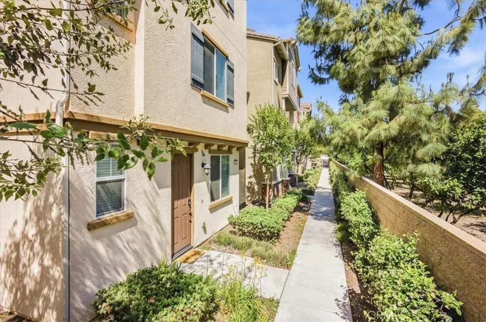 786 Plum #108 Pomona, CA 91767