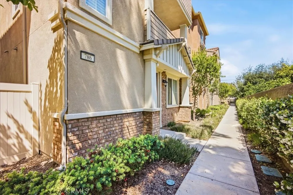 786 Plum #108 Pomona, CA 91767