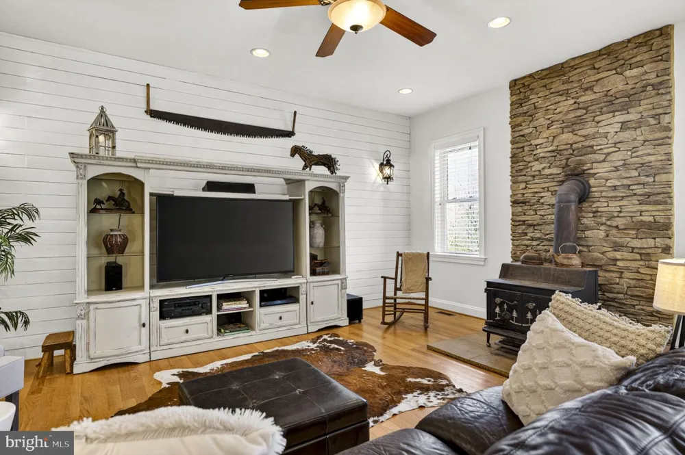 7312 OAK LANE Marshall, VA 20115
