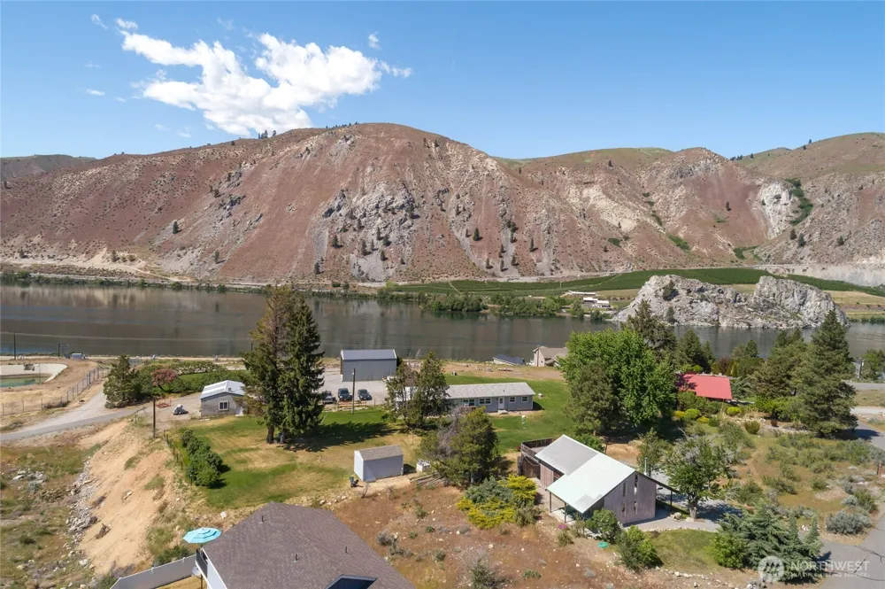 245 Lakeview Avenue Orondo, WA 98843